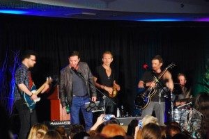 Gil McKinney and Sebastian Roche sing with Louden Swain at DCcon.